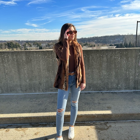 Hi welcome to my Poshmark! - Picture 2 of 6